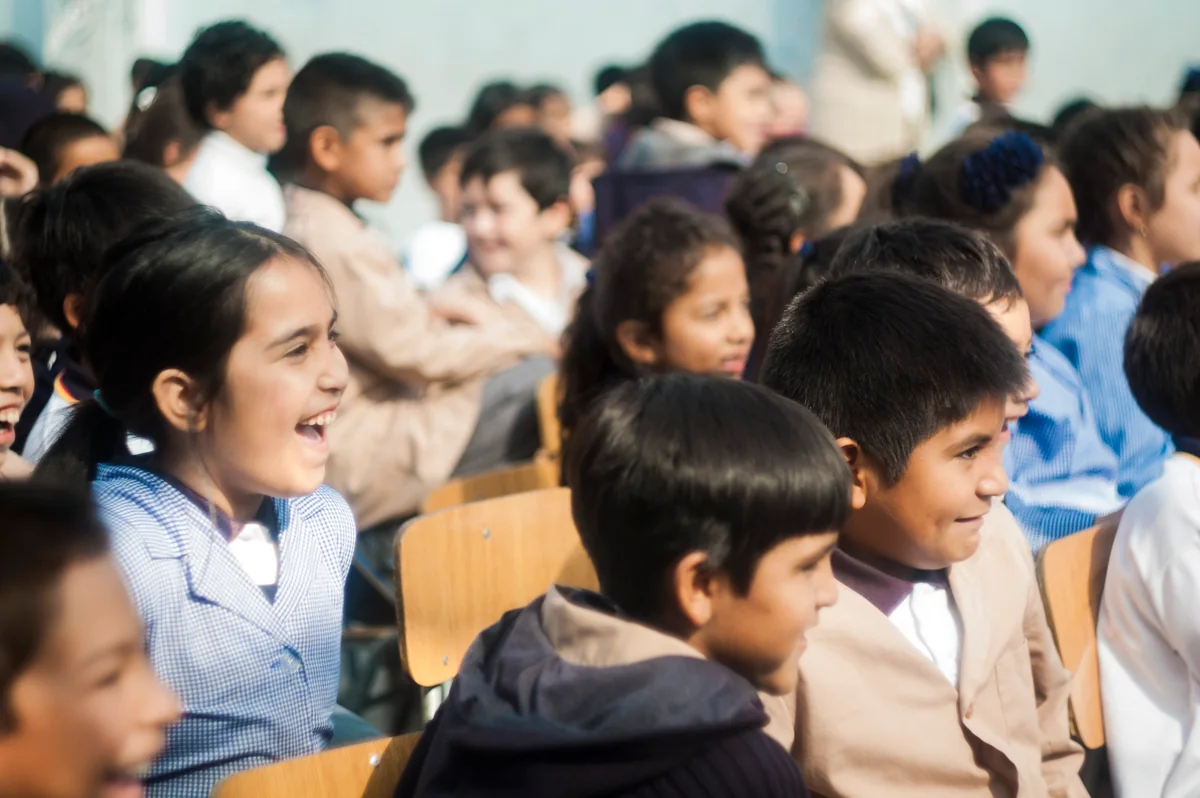 Inicio Estudiantes sonriendo durante una actividad educativa.