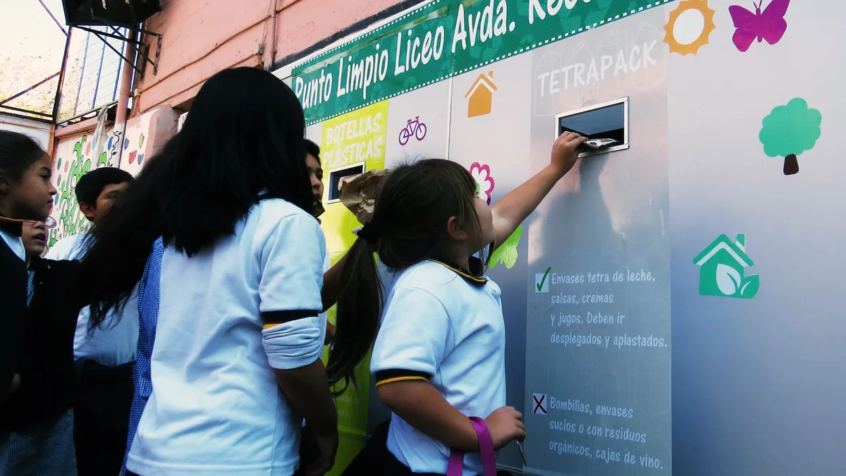 Estudiantes participando en el uso de un punto limpio escolar.
