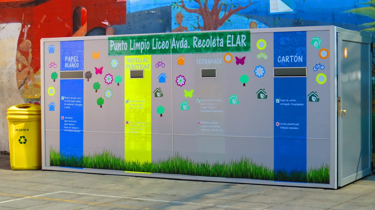 Inicio Punto limpio del Liceo Avenida Recoleta ELAR con compartimentos señalizados.